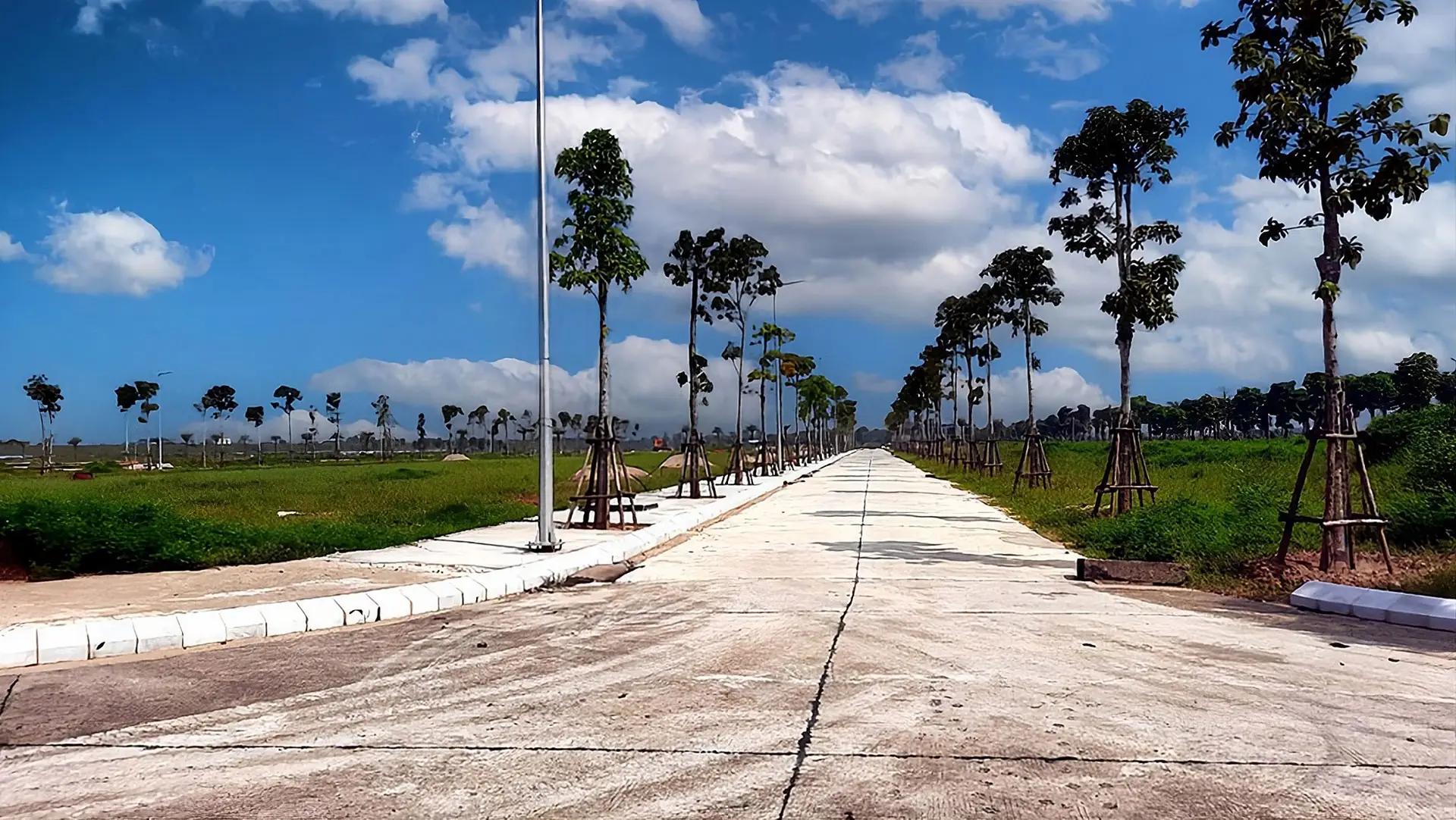 Noble Rivera dần hiện rõ diện mạo với hạ tầng nội khu rộng thoáng, trục đường trung tâm đang được hoàn thiệnNoble Rivera dần hiện rõ diện mạo với hạ tầng nội khu rộng thoáng, trục đường trung tâm đang được hoàn thiện